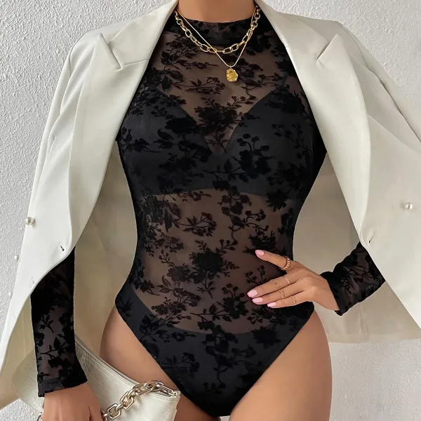 tenue élégante femme à fleurs noires